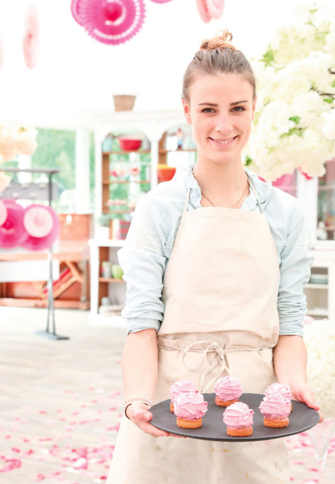 Camille Perrotte tenant un plateau de muffins à la crème