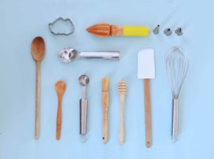Des outils de pâtisserie: spatule, fouet à main, douilles, etc.