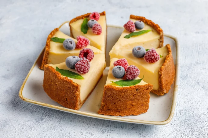 des morceaux de gâteau aux fruits - pâtisserie diététique